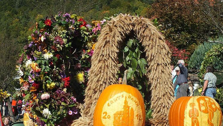 Beim Erntdankfestzug in Muggendorf bekamen die Zuschauer ganz esondere Kürbisschnitzereien  in Halbrelieftechnik zu sehen.