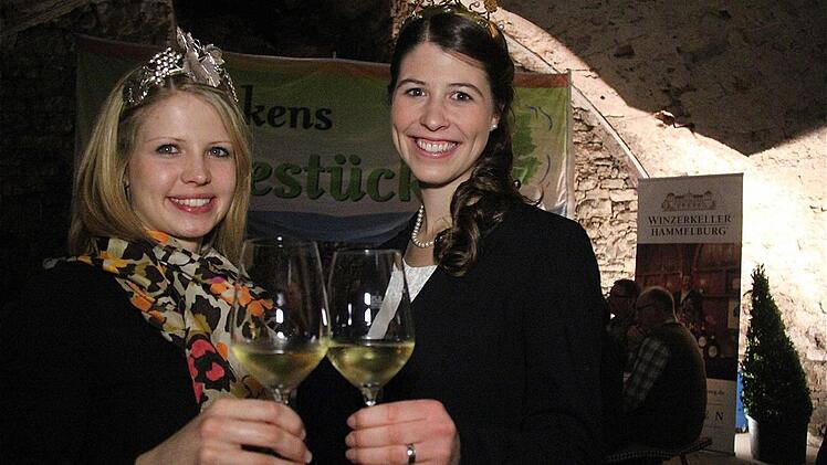 Hoheiten bei der Weinprobe: Hammelburgs Weinprinzessin Antonia Müller (links) und Frankens Weinkönigin Melanie Dietrich.
