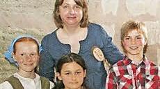 Das Leben des früheren Hofbesitzers Heiner Sickmüller stellten die Kinder Lara Südfeld, Sonja Bock und Philipp Luh (von links, hier mit Heinershof-Chefin Tina Sickmüller) nach.