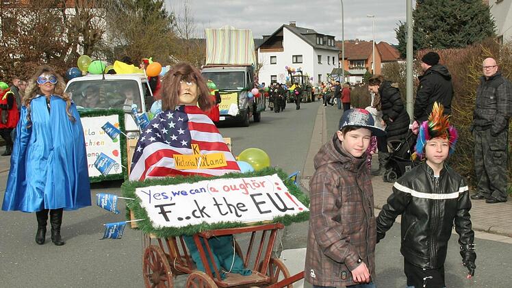 Eine US-Diplomatin auf einem Handwagen präsentierte die Heubischer Schule unter dem Motte "Yes, we can (a oughör)"