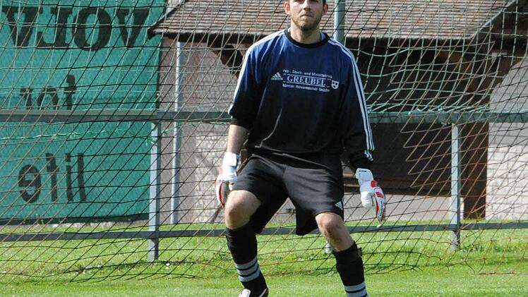 Arne Moritz vom FC Frankonia Eltingshausen hält nicht nur die Bälle, jetzt stellte er sich quasi in letzter Minute als einer von vier Vorsitzenden zur Verfügung. Foto: Archiv