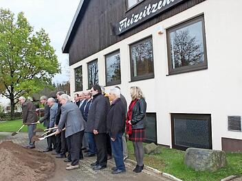 Vor dem bereits existierenden Freizeitzentrum griffen die Ehrengäste für den offiziellen Baubeginn zu den Spaten.  Foto: Veronika Schadeck