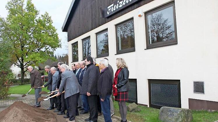 Vor dem bereits existierenden Freizeitzentrum griffen die Ehrengäste für den offiziellen Baubeginn zu den Spaten.  Foto: Veronika Schadeck