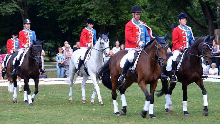 Bei der Quadrille des Reitervereins im Luitpoldpark.  Foto: Peter Rauch