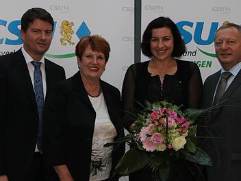 Der CSU-Kreisverband Bad Kissingen hat sich f&uuml;r eine erneute Kandidatur von Dorothee B&auml;r (2. von rechts) bei der Bundestagswahl 2017 ausgesprochen. Zu dem Votum gratulierten Sandro Kirchner (links), Brigitte Meyerdierks und Thomas Bold (rechts). Foto: CSU-Kreisverband