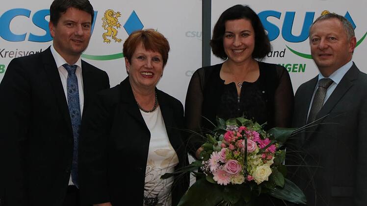 Der CSU-Kreisverband Bad Kissingen hat sich f&uuml;r eine erneute Kandidatur von Dorothee B&auml;r (2. von rechts) bei der Bundestagswahl 2017 ausgesprochen. Zu dem Votum gratulierten Sandro Kirchner (links), Brigitte Meyerdierks und Thomas Bold (rechts). Foto: CSU-Kreisverband