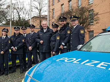 Präsentation der neuen blauen Uniformen vor der Polizeiinspektion Erlangen. Anstatt in Grün und Beige sind diese in Dunkelblau nach österreichischem Schnitt. Die Beamten der Polizeiinspektionen Erlangen-Stadt und Sulzbach-Rosenberg bekamen die neue Ausstattung als erste. Bis Mitte 2018 sollen alle rund 27.500 uniformierten Beamten blau ausstaffiert sein. Foto: Daniel Karmann/dpa
