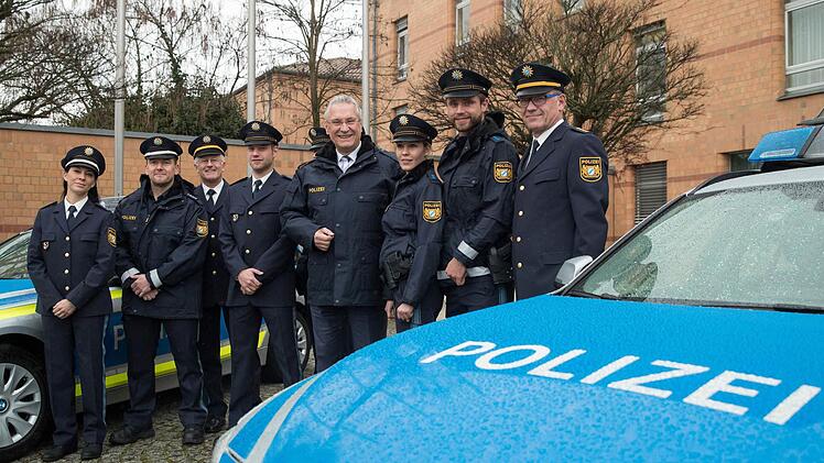 Präsentation der neuen blauen Uniformen vor der Polizeiinspektion Erlangen. Anstatt in Grün und Beige sind diese in Dunkelblau nach österreichischem Schnitt. Die Beamten der Polizeiinspektionen Erlangen-Stadt und Sulzbach-Rosenberg bekamen die neue Ausstattung als erste. Bis Mitte 2018 sollen alle rund 27.500 uniformierten Beamten blau ausstaffiert sein. Foto: Daniel Karmann/dpa
