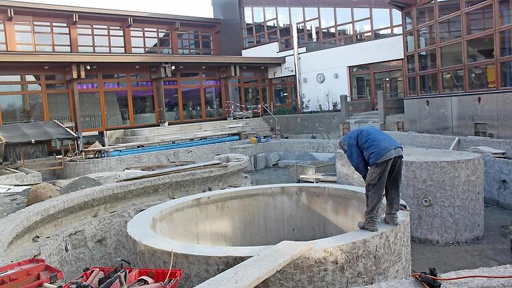 In der Obermain-Therme begannen im Herbst weitere Modernisierungsarbeiten. Nun wird das Außenbecken zwischen den Badehallen auf den neuesten Stand gebracht. Zudem wird dieser Bereich mit neuen Attraktionen aufgewertet. Foto: Matthias Einwag