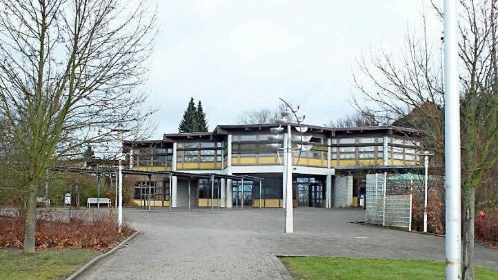 Pfarrer Hans Sterzl bei der Einweihung (Foto oben). Heute sieht die Schule so aus (unteres Foto). Repro maw