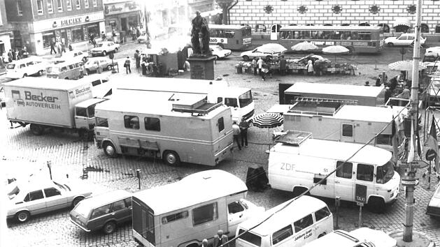 Mai 1980: Der Coburger Marktplatz wird zum Parkplatz f&uuml;r ein Fernsehteam des ZDF.Foto: Tageblatt-Archiv/Hans Wippenbeck