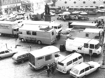 Mai 1980: Der Coburger Marktplatz wird zum Parkplatz für ein Fernsehteam des ZDF.Foto: Tageblatt-Archiv/Hans Wippenbeck