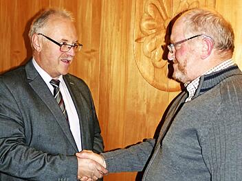 Bürgermeister Hans Tischhöfer nahm Martin Greim (rechts) den Amtseid ab.  Foto: Werner Reißaus