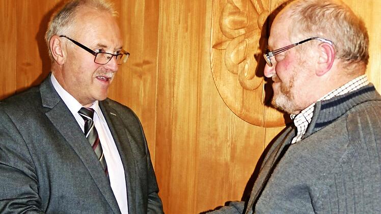 Bürgermeister Hans Tischhöfer nahm Martin Greim (rechts) den Amtseid ab.  Foto: Werner Reißaus