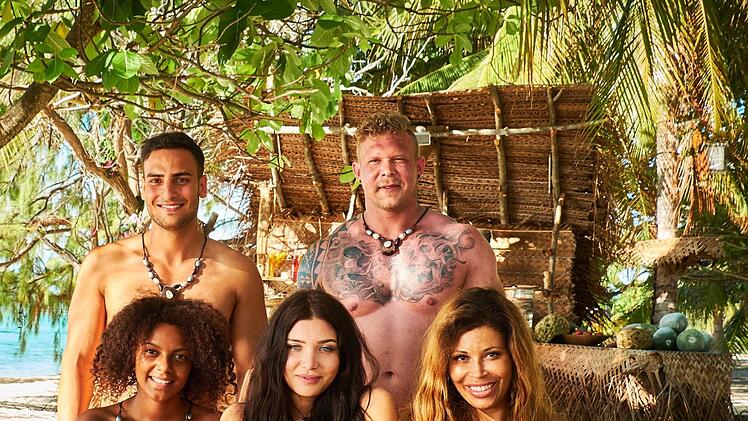 Folge 1: vorne v.l.: "Eva" Beabrice (21, aus Grevenbroich), "Eva" Melody Haase (23, Ex DSDS-Teilnehmerin), "Eva" Patricia Blanco (46, Tochter von Roberto Blanco). hinten: "Adam" Timur Ülker (28, Musiker, Schauspieler/ Scripted-Reality-Darsteller, Köln 50667, l.) und "Adam" Konrad (31, KFZ-Mechatroniker aus Schalkau) auf der "Insel der Versuchung". Foto: MG RTL