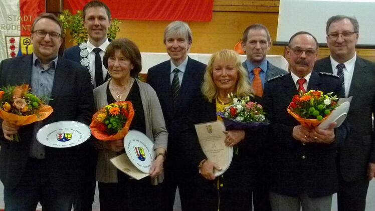 Übergabe des Ehrentellers der Stadt Rödental (von links): Jörg Wagner, Bürgermeister Marco Steiner, Christel Zschach, Regierungsvizepräsident Thomas Engel, Ingrid Ott, stellvertretender Landrat Rainer Mattern, Udo Hoppe, Dritter Bürgermeister Gerd Mücke Foto: Lothar Weidner