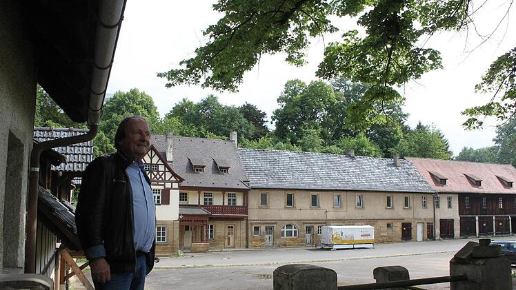 Jan Burdinski auf dem Gutshofgelände in Kutzenberg Popp