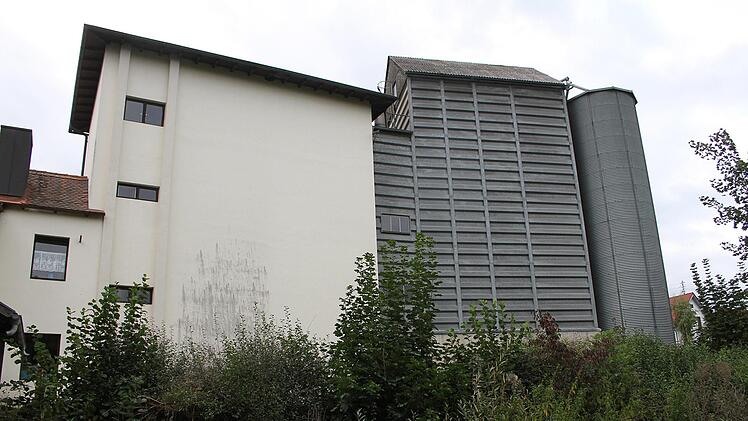 An das alte M&uuml;hlengeb&auml;ude grenzt ein modernes Silo an. Foto: Sonny Adam