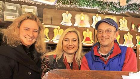 Der Herzogenauracher Ralf Rehder (von rechts) mit den Ministerinnen Melanie Huml und Kerstin Schreyer Foto: Udo Dreier