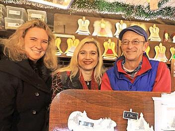 Der Herzogenauracher Ralf Rehder (von rechts) mit den Ministerinnen Melanie Huml und Kerstin Schreyer Foto: Udo Dreier