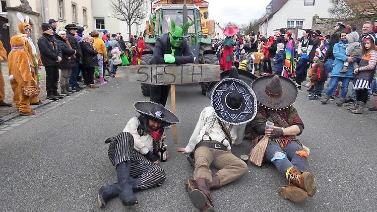 So ein Faschingszug ist anstrengend! Da muss man erst einmal eine Siesta halten. Diese Akteure in Obertheres taten es.  Fotos: Christian Licha