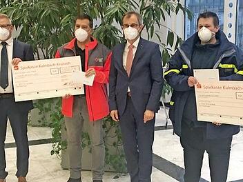 Scheckübergabe für die Helfer bei der Ausgabe der FFP2-Masken; im Bild (von links) Landrat Klaus Peter Söllner, Zweiter Bürgermeister Frank Wilzok, Jochen Bergmann vom BRK, Sparkassenvorstand Harry Weiß, Udo Wende vom THW und Stadträtin Christina Flauder.
