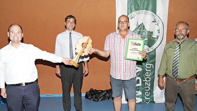 WBV-Vorsitzender Bernhard Roppelt (r.) übergibt mit Landrat Hermann Ulm (2. v. l.) und Landtagsabgeordnetem Michael Hofmann (l.) den Förderpreis der WBV für vorbildliche Waldwirtschaft an den Sieger Martin Heilmann aus Hausen.