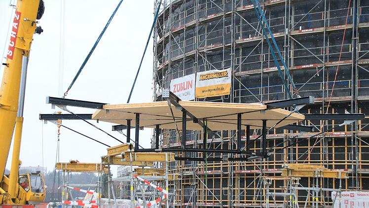 Präzisionsarbeit für die Dachspinne des Globe-Neubaus: so schwebt die tonnenschwere Konstruktion ins Innere - vom Abheben bis zum Andocken getragen von einem riesigen Autokran.Foto: Jochen Berger