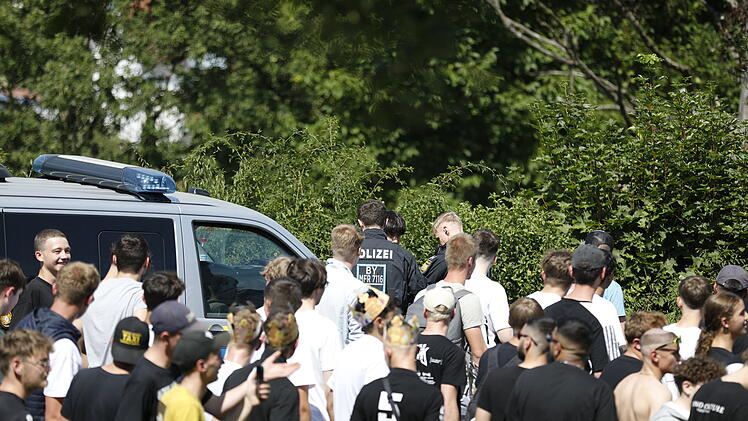 Hunderte Personen belagern Emskirchen: Aufruf zum "Schanzenfest" versetzt Stadt in den Ausnahmezustand