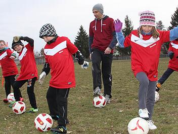 Fortuna-Trainer Tobias Eckert muss die F2-Junioren (von links) Benjamin Spindler, Moritz Heiß, Nico Kraft, Hannah Eckert und Leon Geier (verdeckt) aus Untersteinach und Stadtsteinach darauf vorbereiten, dass sie in der Fair-Play-Liga ohne Schiedsrichter spielen. Fotos: Stephan Tiroch