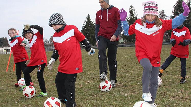 Fortuna-Trainer Tobias Eckert muss die F2-Junioren (von links) Benjamin Spindler, Moritz Heiß, Nico Kraft, Hannah Eckert und Leon Geier (verdeckt) aus Untersteinach und Stadtsteinach darauf vorbereiten, dass sie in der Fair-Play-Liga ohne Schiedsrichter spielen. Fotos: Stephan Tiroch