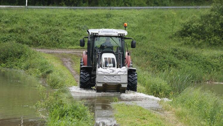 Nachschub: Mit dem Traktor wurden neue Sandsäcke zu den Tretzendorfer Weihern gebracht.