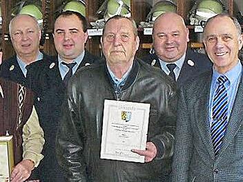 Ehrungen für jahrzehntelange Mitgliedschaft prägten die Jahrhauptversammlung der Feuerwehr Mannsflur. Im Bild (von links) Franz Gareis, Dieter Schmidt, Michael Laaber, Heiko Stäsche, Hans Angels, Rainer Kaspar, Franz Uome, Karl Schott und r Horst Tempel.  Foto: Klaus-Peter Wulf