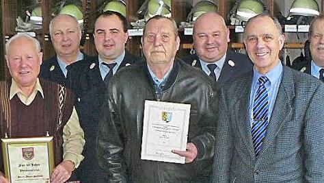 Ehrungen für jahrzehntelange Mitgliedschaft prägten die Jahrhauptversammlung der Feuerwehr Mannsflur. Im Bild (von links) Franz Gareis, Dieter Schmidt, Michael Laaber, Heiko Stäsche, Hans Angels, Rainer Kaspar, Franz Uome, Karl Schott und r Horst Tempel.  Foto: Klaus-Peter Wulf