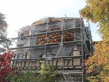 An der Ostfassade des Schlosses ist die Plane defekt, die vor Witterungseinflüssen schützen soll. Auch dieser Teil des Schlossgebäudes muss in die Notsicherung einbezogen werden. Die Maßnahmen sollen Ende des Monats umgesetzt werden.  Foto: Andreas Lösch