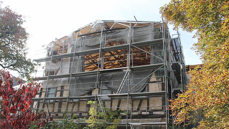 An der Ostfassade des Schlosses ist die Plane defekt, die vor Witterungseinflüssen schützen soll. Auch dieser Teil des Schlossgebäudes muss in die Notsicherung einbezogen werden. Die Maßnahmen sollen Ende des Monats umgesetzt werden.  Foto: Andreas Lösch