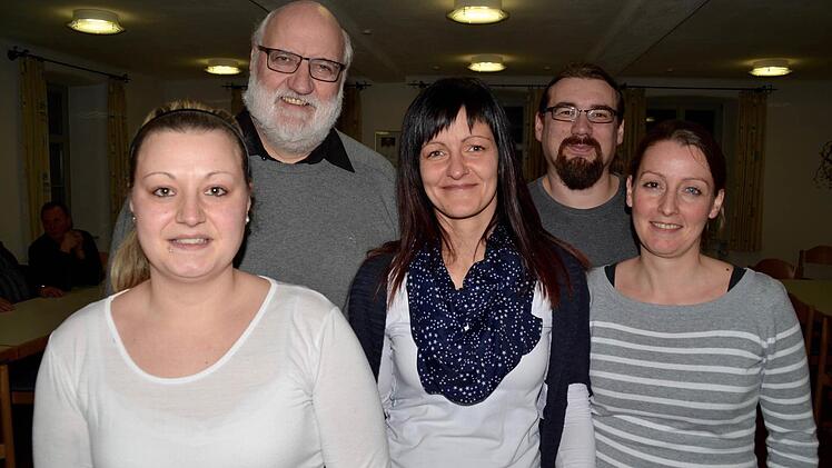 Das neue Vorstandsteam beim Kindergartenverein St. Antonius: (von links) Vorsitzende Samira Wolf, Dekan Stephan Hartmann, stellvertretende Vorsitzende Jessica Wehner, Kassierer Michael Endres sowie Schriftführerin Kathrin Wehner. Foto: Kathrin Kupka-Hahn