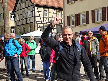 Wanderwege mit einheitlicher Beschilderung vernetzten das Gebiet der Allianz Oberes Werntal. Dieses Projekt begleiteten von der Gemeinde Werner Dengler - auf unserem Foto bei der Eröffnung an Pfingsten in Ebenhausen - und Reinhold Zwirlein.  Foto: Archiv/Stefan Geiger