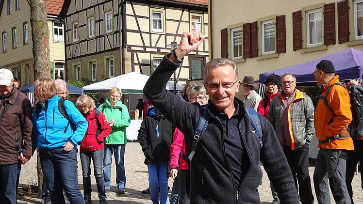Wanderwege mit einheitlicher Beschilderung vernetzten das Gebiet der Allianz Oberes Werntal. Dieses Projekt begleiteten von der Gemeinde Werner Dengler - auf unserem Foto bei der Eröffnung an Pfingsten in Ebenhausen - und Reinhold Zwirlein.  Foto: Archiv/Stefan Geiger