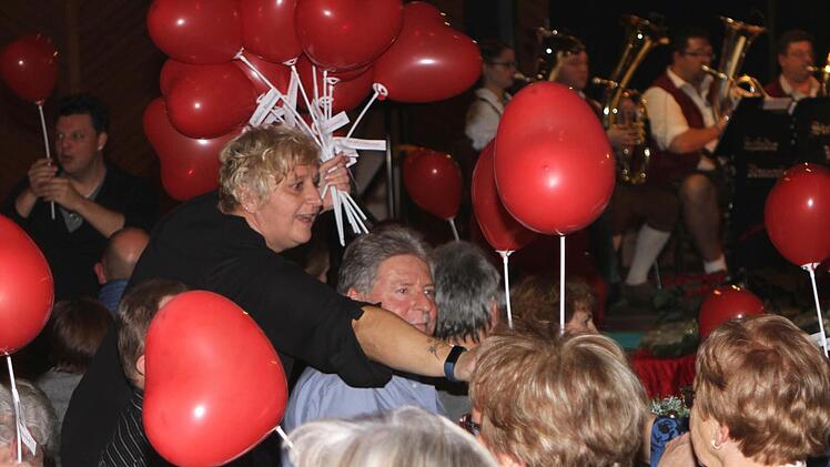 Zur Polka "Mit Herz und Leidenschaft" gab es rote Herzen - vielleicht verhelfen sie der Stettfelder Blasmusik zum Auftritt in der Konzerthalle in Bamberg? Fotos: Günther Geiling