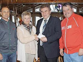 An der Spendenübergabe nahmen (von links) SPD-Ortsvereinsvorsitzender Oliver Schott, Anni Reuther von der AsF, Bürgermeister Siegfried Beyer und Gemeinderat Gerhard Leinfelder teil. Foto: privat