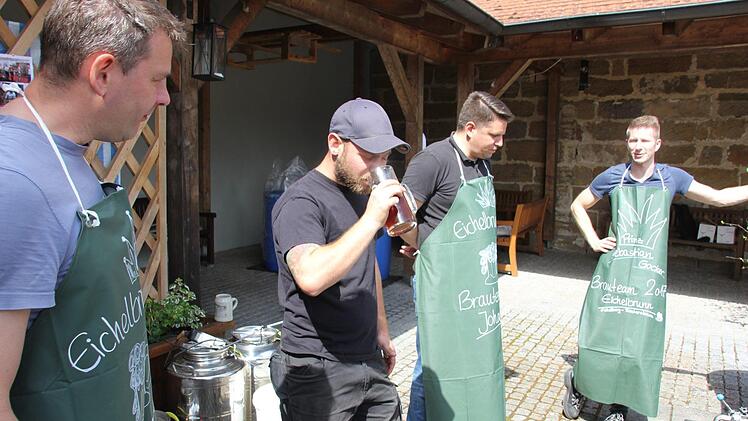 ...und schlappert am heißen Gerstensaft.