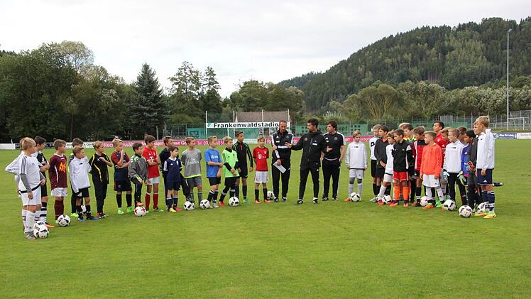 Mit dem ersten Training der Jahrgänge 2005 und 2006 nahm am Montag der DFB-Stützpunkt in Friesen seine Arbeit auf. Stützpunktkoordinator Michael Urbansky (Mitte) gab im Beisein der beiden Trainer Jürgen Schneider (links von ihm) und Jochen Däumer erste Hinweise zum Trainingsablauf. Fotos: Hartmut Neubauer