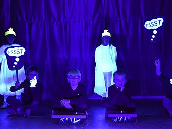 Bei Schwarzlicht kamen die gebastelten Symbole und Textbausteine eindrucksvoll zur Geltung.  Foto: Joachim Wehner