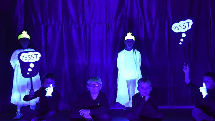 Bei Schwarzlicht kamen die gebastelten Symbole und Textbausteine eindrucksvoll zur Geltung.  Foto: Joachim Wehner