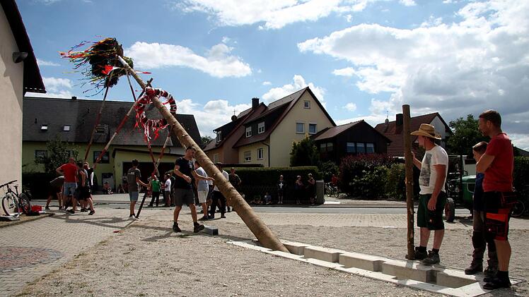 Unter dem Kommando von Stefan Dittrich wurde der Baum in die Senkrechte gebracht.