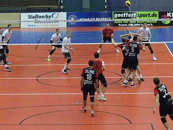 Szene aus dem Spiel der Hammelburg Volleys (im Hintergrund) in Rüsselsheim. Dirk Rehmeier
