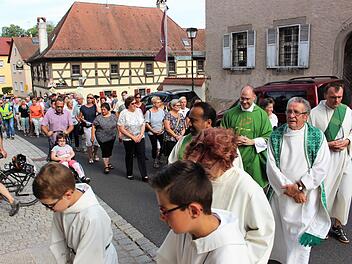 Die Gläubigen beim Einzug in die Kirche Sankt SebastianEvi Seeger