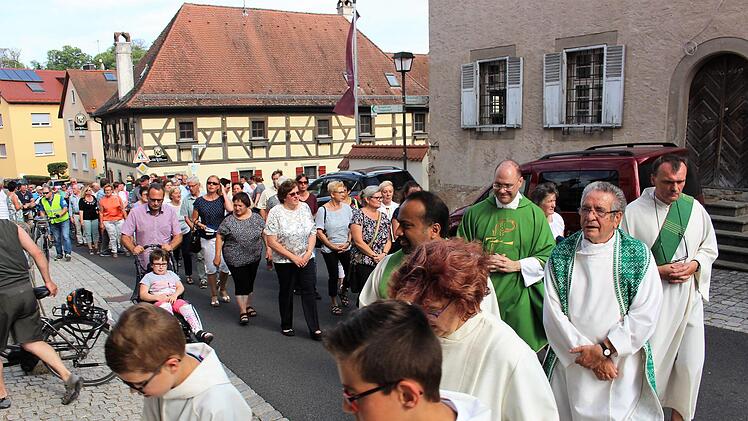 Die Gläubigen beim Einzug in die Kirche Sankt SebastianEvi Seeger