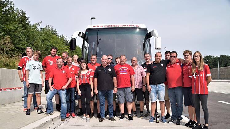 Die Mitglieder von einigen Bayern-Fanclubs aus Unterfranken ließen sich vor dem Bus ablichten, der sie nach München brachte. Foto: Katharina Bambach